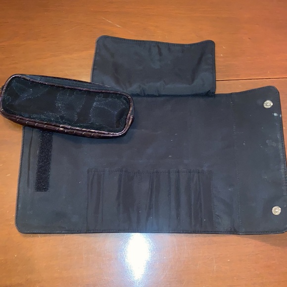 Faux crocodile leather makeup bag - Picture 3 of 6